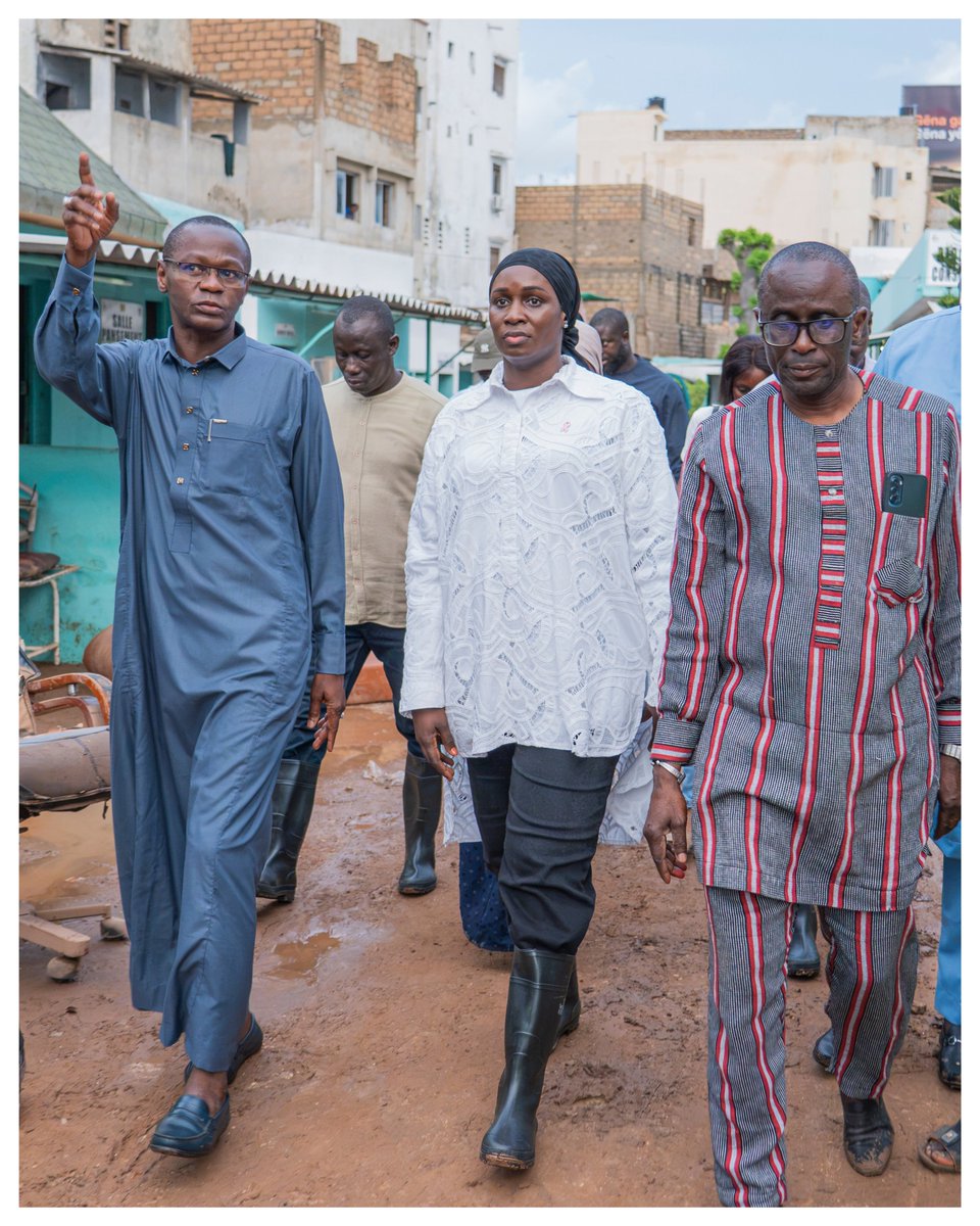 MarieKhoneFaye's tweet photo. J’ai tenu aujourd’hui à me rendre auprès de nos concitoyens affectés par les fortes pluies de ces derniers jours.
Je me suis ainsi rendue successivement à l’École élémentaire Imam Abdou Ndiaye 3 et 2, à Bopp, à l’École Ahmadou Bamba Mbakhane Diop 1, à Fann, ainsi qu’à l’Hôpital Philippe Maguilen Senghor de Yoff.
J’ai souhaité être présente, d’abord en tant que citoyenne, pour apporter réconfort et soutien à ces familles, à ces mamans, à ces femmes dont les soins ont été perturbés par la montée des eaux. Mais également en tant que Première Dame, profondément préoccupée par le bien-être de l’ensemble de nos concitoyens.
En ce jour de rentrée des classes, j’ai également une pensée particulière pour les élèves, les parents, les enseignants et l’ensemble de la communauté éducative éprouvés par ces intempéries : routes difficilement praticables, établissements et salles de classe touchés par les eaux.
Face à cette situation, chaque geste de solidarité compte.
Il y a quelques jours, grâce à la mobilisation de bonnes volontés, nous avons pu mettre à la disposition des populations un premier lot de 200 motopompes. 200 autres ont été réceptionnées et sont en cours de distribution aux populations affectées afin de contribuer aux efforts déployés sur le terrain.
Dans ces moments difficiles, la solidarité doit rester notre force. Je lance un appel à la mobilisation de toutes et de tous, aux côtés des pouvoirs publics pour soutenir nos concitoyens touchés par ces intempéries.
J’adresse enfin mes condoléances les plus attristées aux familles endeuillées et m’associe à leur douleur.
Que le Tout-Puissant leur apporte réconfort et qu’Il préserve le Sénégal.
#solidarité #Senegal #resilience