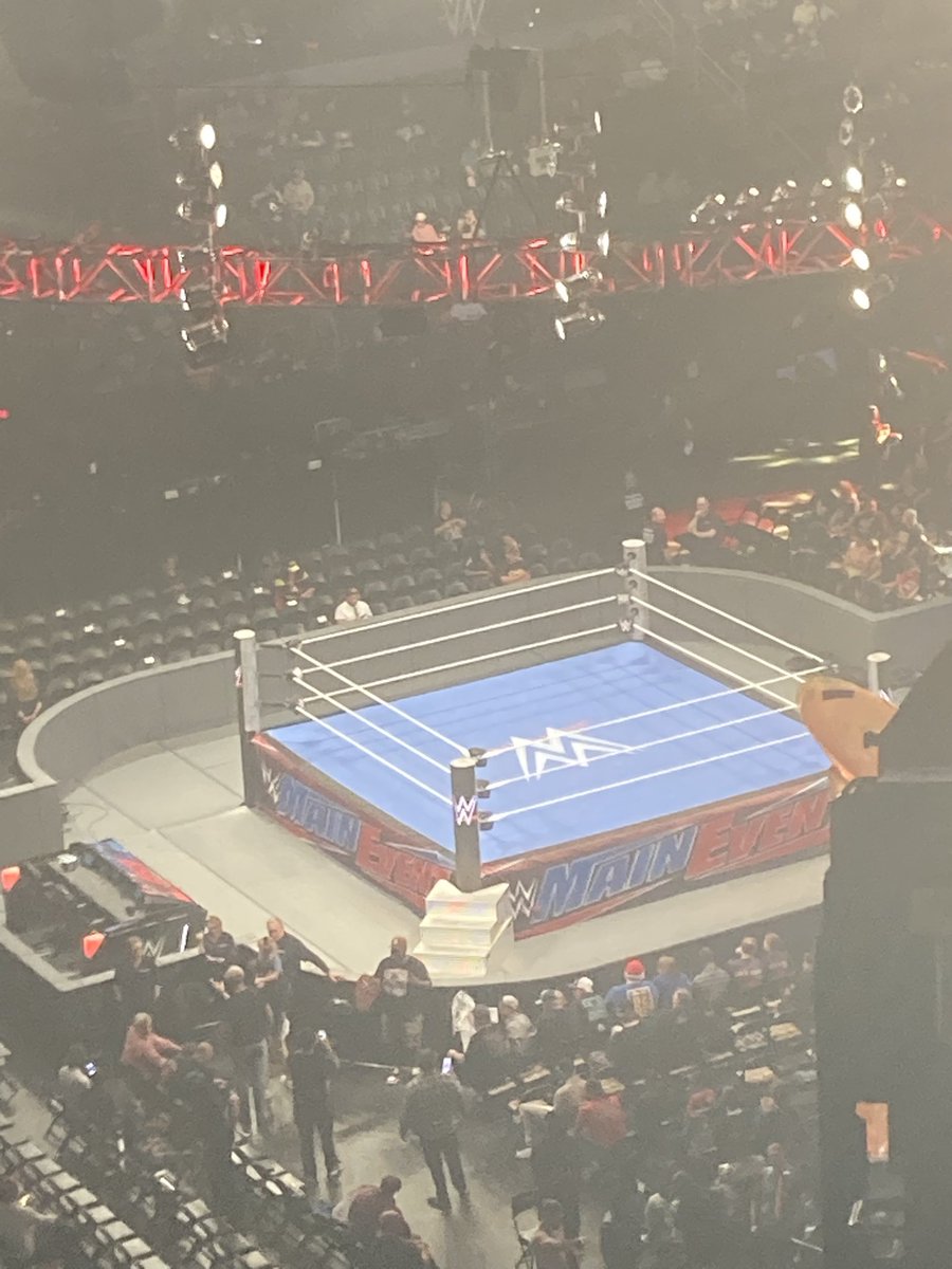 AndrewWillisTHW's tweet photo. Taking in some Monday Night Raw tonight. @WWE https://t.co/Mgk5evrqKB