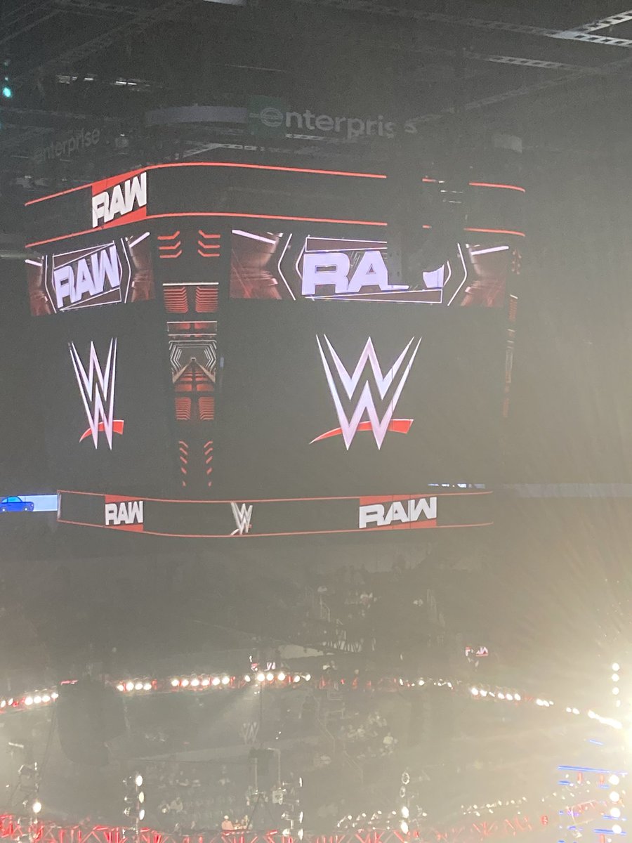 AndrewWillisTHW's tweet photo. Taking in some Monday Night Raw tonight. @WWE https://t.co/Mgk5evrqKB