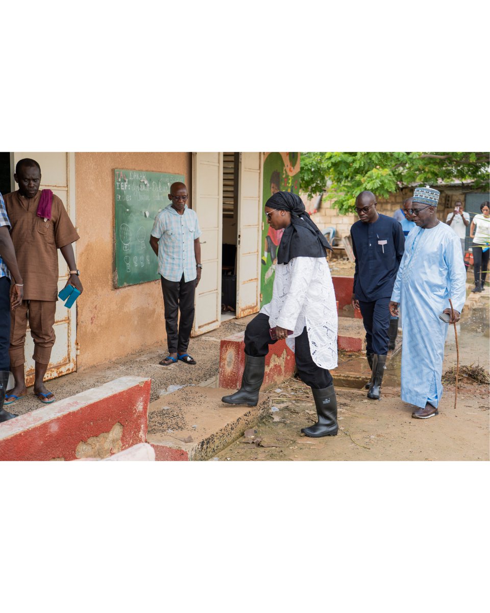 MarieKhoneFaye's tweet photo. J’ai tenu aujourd’hui à me rendre auprès de nos concitoyens affectés par les fortes pluies de ces derniers jours.
Je me suis ainsi rendue successivement à l’École élémentaire Imam Abdou Ndiaye 3 et 2, à Bopp, à l’École Ahmadou Bamba Mbakhane Diop 1, à Fann, ainsi qu’à l’Hôpital Philippe Maguilen Senghor de Yoff.
J’ai souhaité être présente, d’abord en tant que citoyenne, pour apporter réconfort et soutien à ces familles, à ces mamans, à ces femmes dont les soins ont été perturbés par la montée des eaux. Mais également en tant que Première Dame, profondément préoccupée par le bien-être de l’ensemble de nos concitoyens.
En ce jour de rentrée des classes, j’ai également une pensée particulière pour les élèves, les parents, les enseignants et l’ensemble de la communauté éducative éprouvés par ces intempéries : routes difficilement praticables, établissements et salles de classe touchés par les eaux.
Face à cette situation, chaque geste de solidarité compte.
Il y a quelques jours, grâce à la mobilisation de bonnes volontés, nous avons pu mettre à la disposition des populations un premier lot de 200 motopompes. 200 autres ont été réceptionnées et sont en cours de distribution aux populations affectées afin de contribuer aux efforts déployés sur le terrain.
Dans ces moments difficiles, la solidarité doit rester notre force. Je lance un appel à la mobilisation de toutes et de tous, aux côtés des pouvoirs publics pour soutenir nos concitoyens touchés par ces intempéries.
J’adresse enfin mes condoléances les plus attristées aux familles endeuillées et m’associe à leur douleur.
Que le Tout-Puissant leur apporte réconfort et qu’Il préserve le Sénégal.
#solidarité #Senegal #resilience