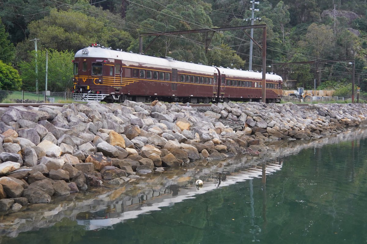 AunzRailfan's tweet photo. シドニーの秘境駅Wondabyneで620/720気動車のエキスポ返却回送を撮影。
この回送は途中でバカ停があるためCentral発車後に後続列車で追い抜いて先回り。
街中走行のエキスポと異なり自然豊かな景色を走る姿を撮れて良かったです。
この駅は車での到達が困難。駅へのメインアクセスは自家用ボートです。 https://t.co/8IS6OPILZ6