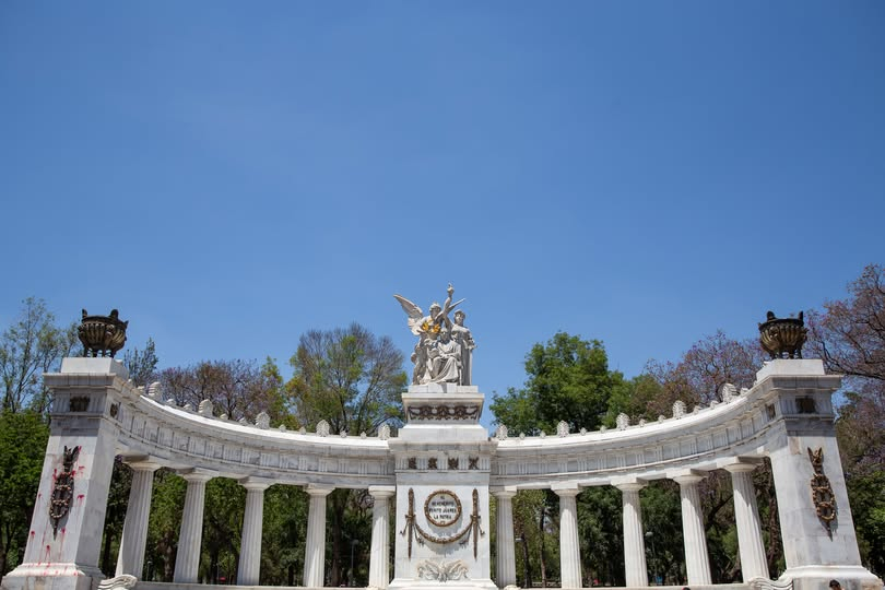 Centro_CDMX's tweet photo. #LugaresDelCentroHistórico 
Con la creación de la Comisión Nacional del Centenario se levantaron dos obras que forman parte de la identidad simbólica de la ciudad: la Columna de la Independencia, en el Paseo de la Reforma, y el Hemiciclo a Juárez, en el costado sur de la
Alameda. https://t.co/AdMKv63WM2