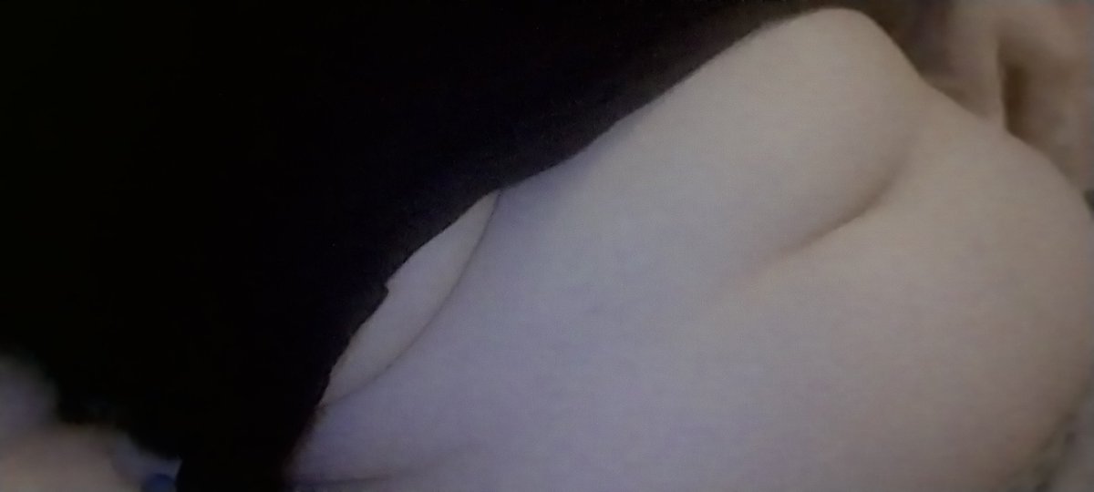 YoMom27513563's tweet photo. Lil bit of boob and my tummy:3 #nsfwtwt #bbw https://t.co/EQJP55f5yz