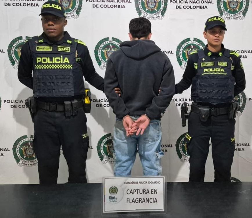 BoyacaLEinforma's tweet photo. La Policía Nacional captura a un hombre por lesiones personales
En #Sogamoso, la Policía Nacional atendió un requerimiento ciudadano en el barrio 20 de Julio, donde fue capturado en flagrancia un hombre de 25 años, señalado de estar involucrado en un caso de lesiones personales. https://t.co/oZZ5C6HjBV
