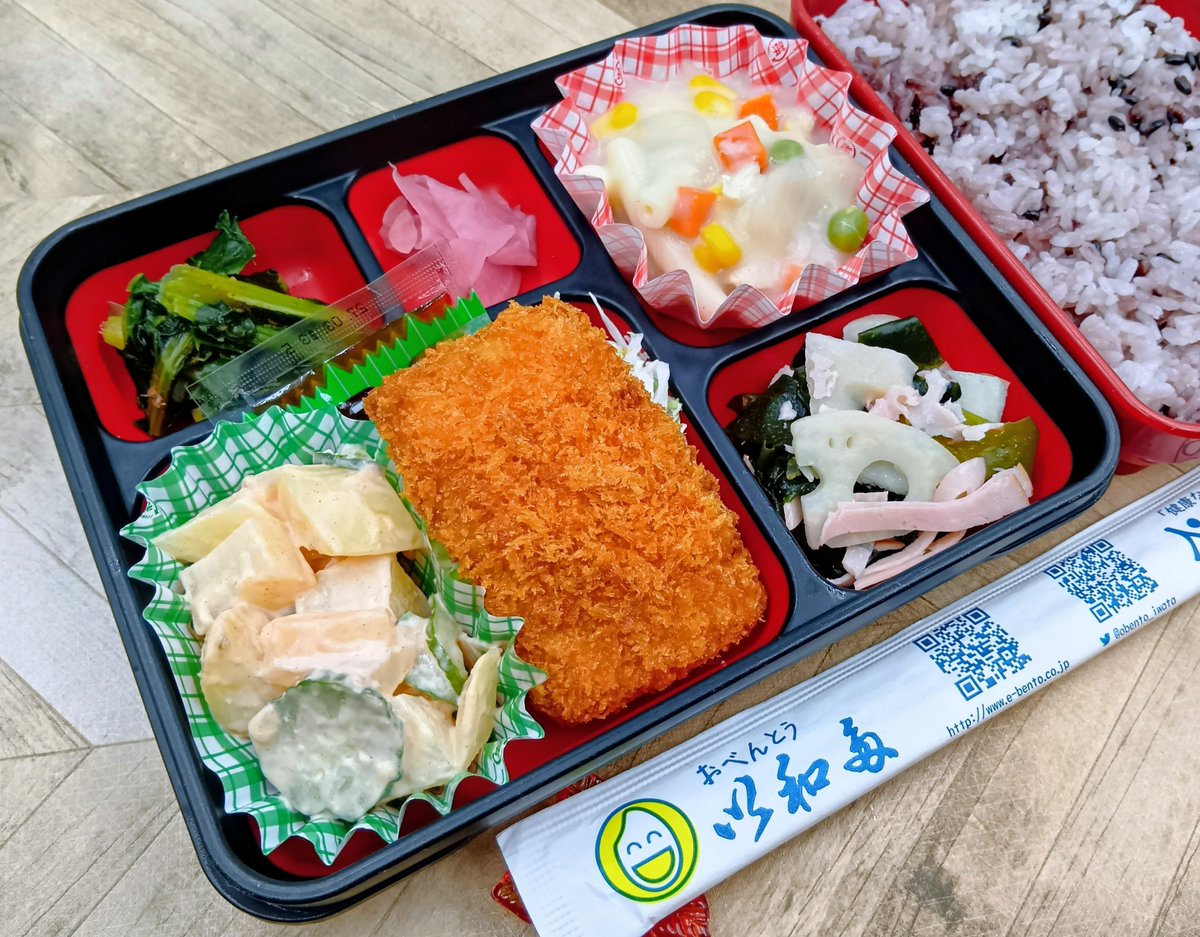 obento_iwata's tweet photo. 都庁様とコラボ❗乳がんの早期発見・治療の大切さを伝える「ピンクリボン運動」の一環となる特別なお献立🎀
プリプリの海老カツやタラモサラダなどピンク色をアクセントにした組み合わせ🧑‍🍳
ご自身や大切な���の健康のきっかけに❣️

#い和多　#お弁当　#スマートミール　#ランチ　#お昼ごはん https://t.co/60v8unG1yE