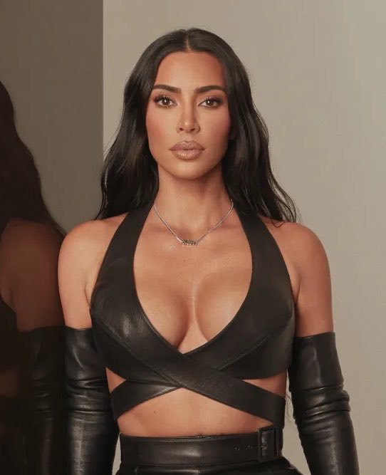 eva_martin1w's tweet photo. Kylie Jenner is entering her thriller era 👀🩸

She’ll star in and executive produce a new Hulu series about a bachelorette weekend that turns deadly when the bride is found murdered. Kim Kardashian will also executive produce.

#KylieJenner #Hulu https://t.co/yOx48CoQNq