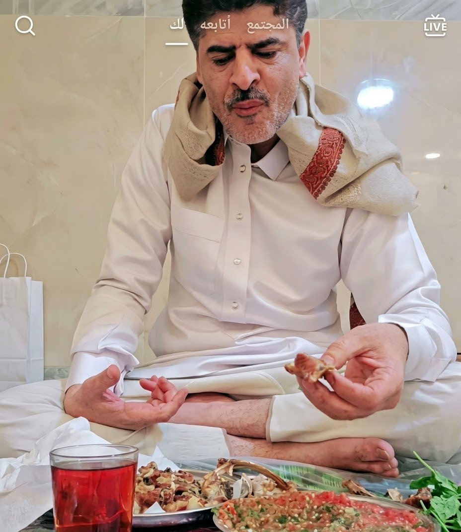 yahya_redhwan's tweet photo. أيوه أيوه شوفوا هاه الحوثي وأصحابه يضــحوا بعيال الناس وسط نــار الجبــهات وهم مفتهنين، تخيلوا هذه اللقطة التقطتها صباح اليوم من بث مباشر ظهر أمامي في التيك توك للحوثي حسين الأملحي اللي يحــرض عيال الناس ليل نهار للجبــهات مع آل برم الدين، بينما يبكر يصطبح بث لايف وأمامه الكباب والريش اللحم وأفخر الأكل وبالطبع من رواتب الشعب اللي قاطــعين لها أكثر من 11 سنة، وعشان كذا يدهدهوا بعيال الخلق وقــوداً لبقاء مشــروعهم من أجل يضــلوا عايشين يتحــكموا بالناس وياكلوا أمــوال الشعب ويجلسوا في رفاهية تامة، والمواطن يمــوت جــوع واللي يروح معهم يمــوت في سبـيل ميرندا، فمتى تعقلون؟