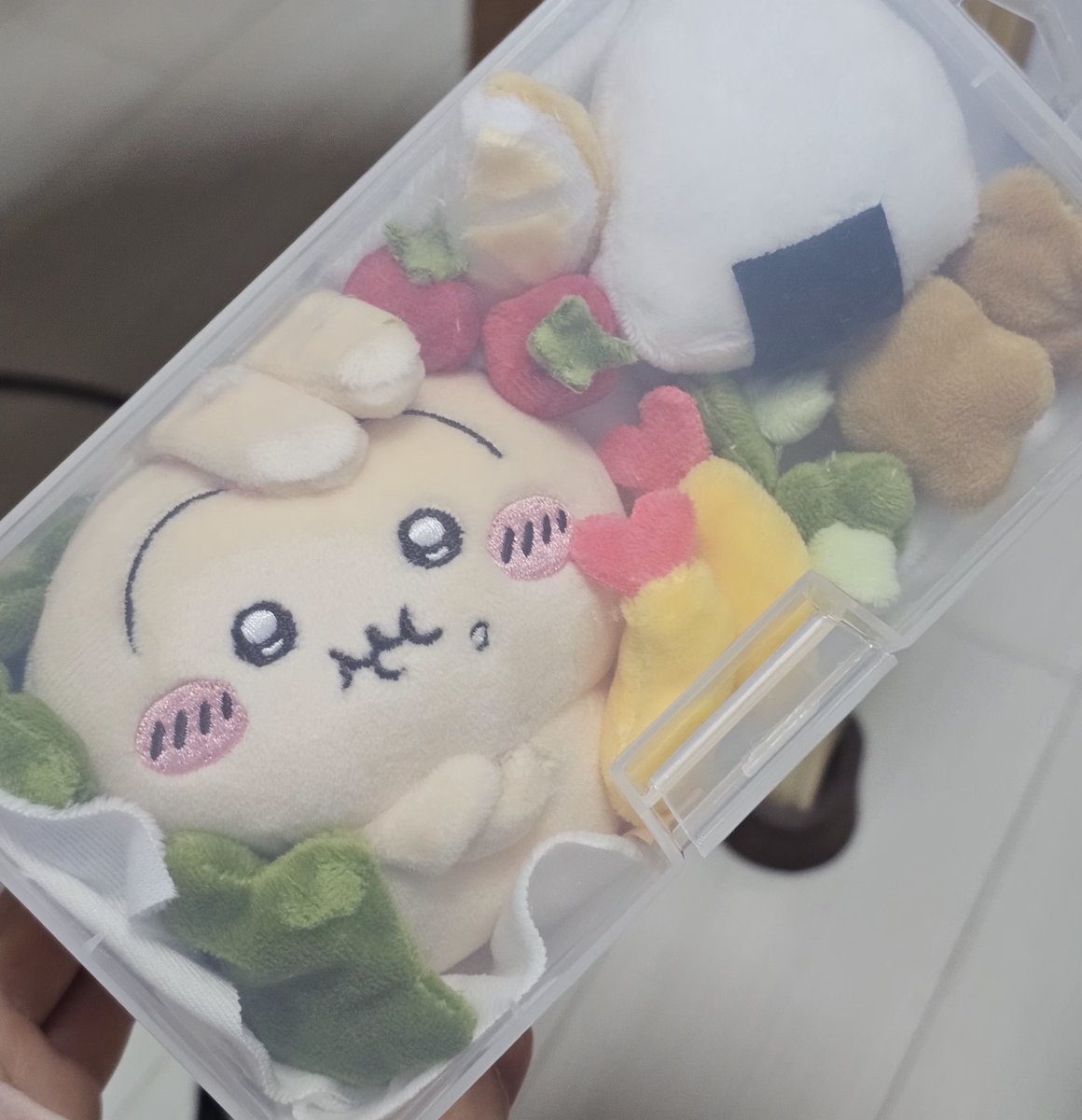 guay_0504's tweet photo. 포근포근 누이도시락 통판안내
최대한 싸게 데려와봤어요 (3.5+배송비 개당)

"Rt이벤트로 포근포근 누이도시락 한개를 한분에게 증정합니다"

차조기잎 가라야게 브로콜리 새우튀김 주먹밥 토마토 레몬, 아래 깔 천, (통 구성)

주의
본드마감을 이용하기에 까슬한 촉감이 생기는 부분이 있을 수 있어요 이는 환불사유는 되지 못해요

통은 베이지색 나무재질 도시락통으로 변경되어요!
통때문에 가격이 조금 비싸졌어요 양해 부탁드려요

이쪽으로 입장하시면 되구 go도 환영입니다
갯수제한이 없고 기간동안만 받습니다!
https://t.co/nY4gumbZoM

제작시간 2개월~3개월
빨리 끝내도록 노력할게요!