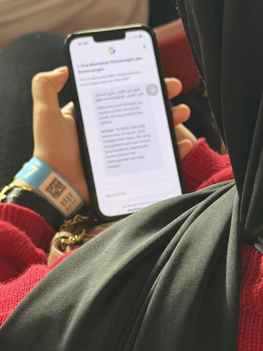 MiskinTV_'s tweet photo. Memohon via Jalur Langit.

Ga cuma pemain dan official di lapangan. Tapi ada juga yang berusaha memohon pertolongan jalur langit.

Bukti bahwa secinta itu masyarakat kepada Timnas, dan berharap Timnas Juara.

(Thread:kiky_oktora) https://t.co/VYc0UcnThj