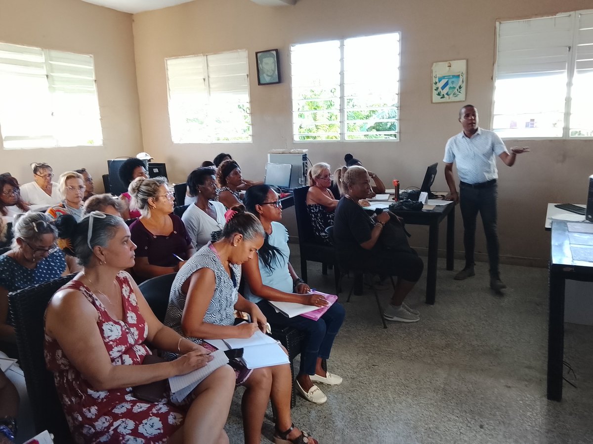 EMatancera's tweet photo. Preparación colectiva en la dirección general provincial de Educación, una mirada reflexiva a la Formación Vocacional y Orientación Profesional, prioridad de los educadores #MatancerosEnVictoria 
#CubaMined
#GobMtz
@naimatrujillob 
@DtorprovEduMtz https://t.co/gBE9bhOrko