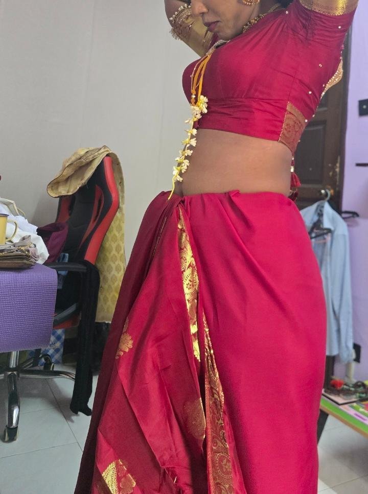 bison14936's tweet photo. Friend க்கு புதுசா கல்யாணம் ஆகியிருக்கு.. ஆனா அவன் பொண்டாட்டிக்கு கல்யாணத்துக்கு முன்னாடியே என்ன புடிச்சிருந்துச்சு..தாலி கட்டுறதுக்கு முன்னாடியே stage ல அவள பாத்து கண்ணடிச்சு fly kiss குடுத்தேன்.. பார்த்து சிரிச்சுட்டு இருந்தா.. இப்போ என்கூட matter அடிக்க ரெடி ஆகிட்டா 😌😌 https://t.co/6xnfeqAYhc