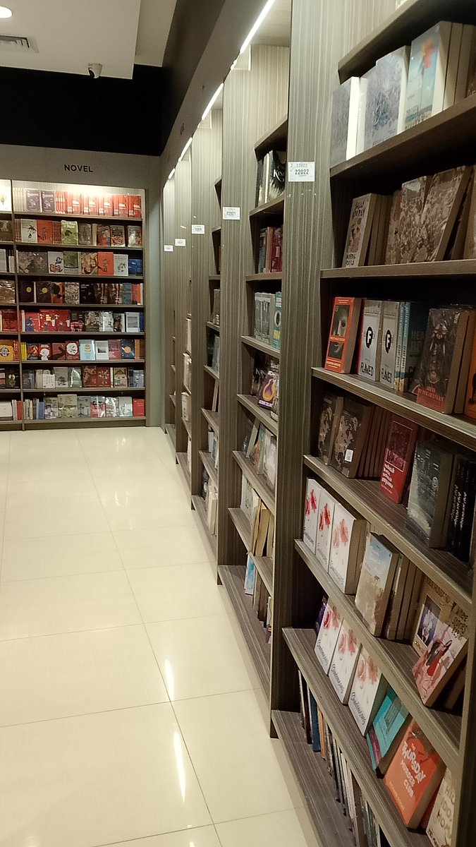 Syif_lov1's tweet photo. Kenapa setiap sudut di tokoh buku aesthetic ya https://t.co/3SJLSH1Lou
