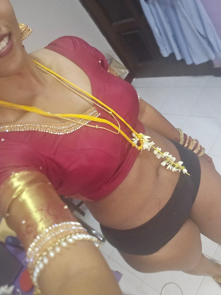 bison14936's tweet photo. Friend க்கு புதுசா கல்யாணம் ஆகியிருக்கு.. ஆனா அவன் பொண்டாட்டிக்கு கல்யாணத்துக்கு முன்னாடியே என்ன புடிச்சிருந்துச்சு..தாலி கட்டுறதுக்கு முன்னாடியே stage ல அவள பாத்து கண்ணடிச்சு fly kiss குடுத்தேன்.. பார்த்து சிரிச்சுட்டு இருந்தா.. இப்போ என்கூட matter அடிக்க ரெடி ஆகிட்டா 😌😌 https://t.co/6xnfeqAYhc