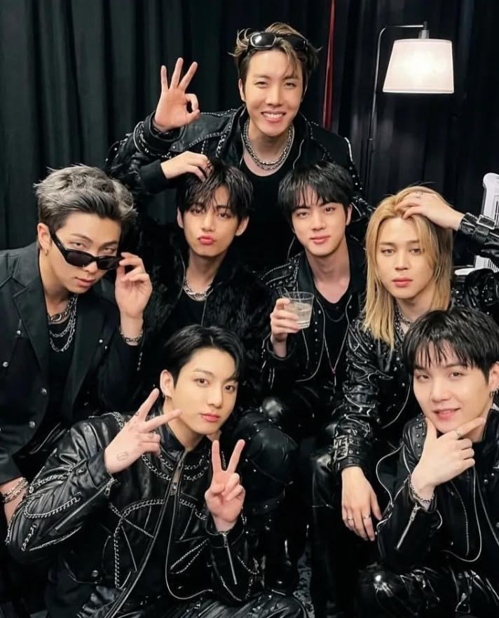 IzquierdaPe's tweet photo. Los BTS    //    Los ETS https://t.co/Mvh0KKWI3s