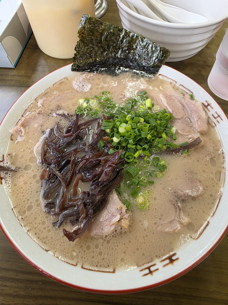 Nob3M's tweet photo. 博多長浜らーめんもりや@松飛台

実はおすすめなちゃーしゅーめん🐷
スープの中にちゃーしゅーが
いっぱい沈んでますよぉ😁💕
ライス🍚頼んでセルフちゃー丼
しながらﾊﾞﾘｶﾀで替え玉も😆
幸せなお昼👍ゴチでした🙏 https://t.co/T2RZK2ddTy