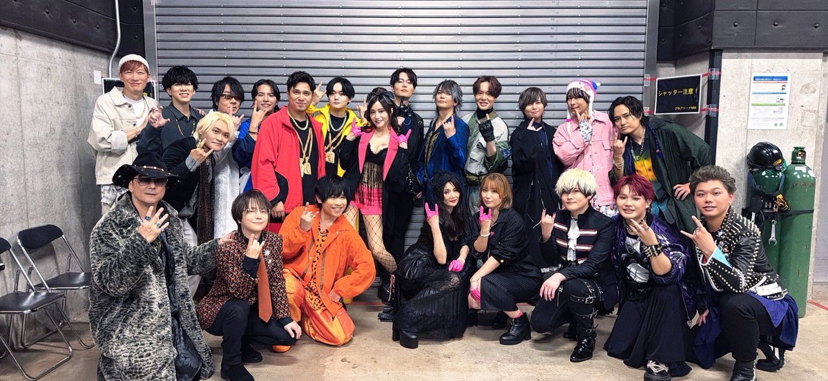 bpmweb's tweet photo. 遅ればせながら。 #ヒプマイ12thライブ 終宴！ヨコハマまでご来場の皆様、配信やライビュでご覧の皆様、本当にありがとうございました！

普段着ることなんて一生ないだろうVERSACEのシャツやMASTERMINDのライダースを着せていただき、時間をかけてメイクしていただいて初めて、やっとあのカシラの持つ貫禄と色気を1割くらい表現することが出来ました。メイクさんスタイリストさんには頭があがりません。

それだけではなく、ライブに関わるすべてのスタッフさんのおかげで、アーティストでもなんでもない僕があれほど多くのヘッズから声援をいただけました。感謝しかありません。ありがとうございました！

さて、次はbpm。今度は僕が作り手になって、お客様すべてを笑いでおもてなししなくては。劇場で待ってます！（浅沼）