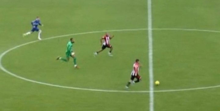 UTDker0's tweet photo. In this match Sanchez was attacking and Brentford players were defending. 

Someone may think am lying ! https://t.co/v5m0ni2y5V