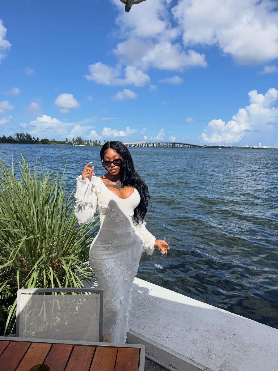 BLKPopCore's tweet photo. Summer Walker looks stunning and radiant in beautiful lakeside photos. https://t.co/KdTHCugFsV