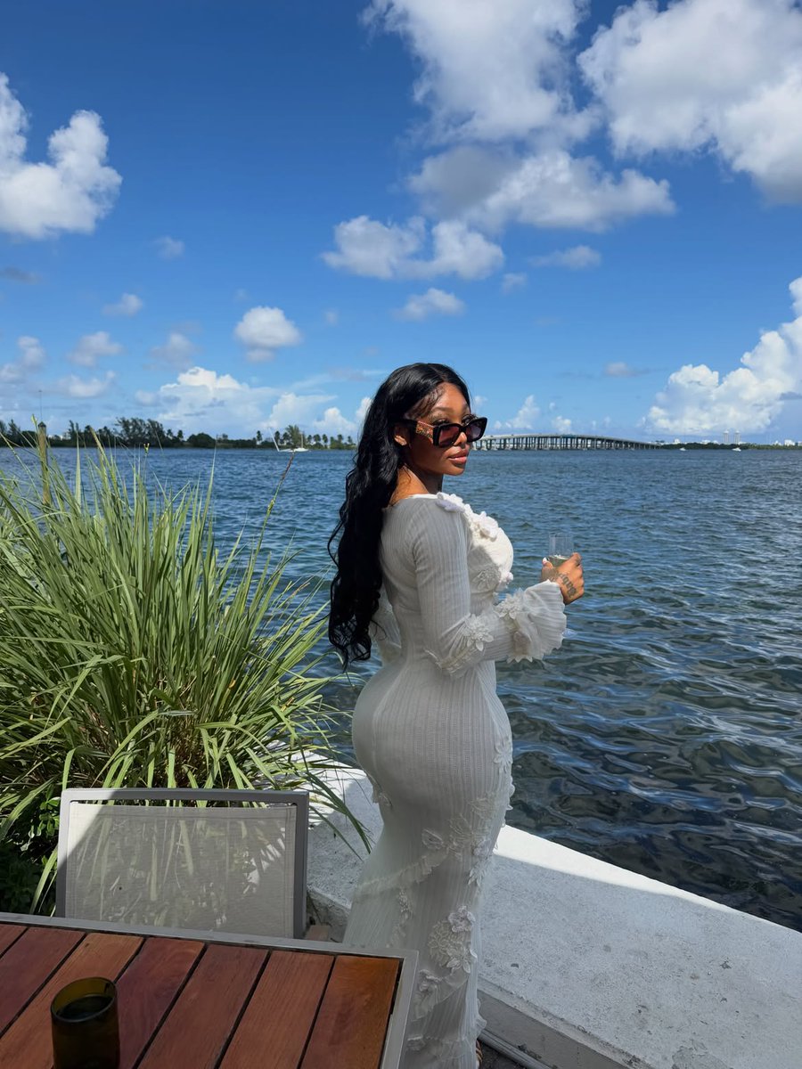 BLKPopCore's tweet photo. Summer Walker looks stunning and radiant in beautiful lakeside photos. https://t.co/KdTHCugFsV