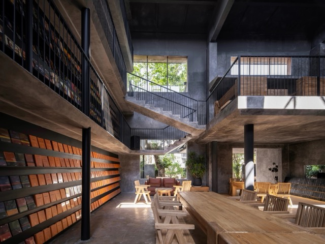 Architizer's tweet photo. #ProjectOfTheDay: Staircase Space by SUZAO
Staircase Space transforms a former 1980s battery factory in Kunming into a bookstore and cultural space. A monumental bookshelf rises along the tallest wall, with four levels of aisles turning circulation into the main experience while preserving the factory’s soaring structure.
📍Kunming, China
Details: https://t.co/1e0pDbUui6