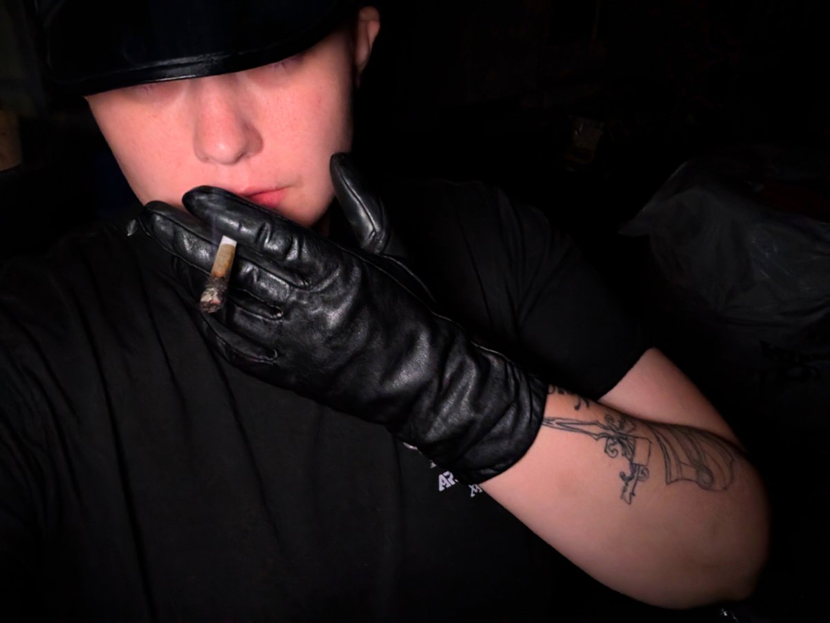 CMPupp's tweet photo. 𝓵𝓮𝓪𝓽𝓱𝓮𝓻 &amp; 𝓵𝓸𝓿𝓮
#weed #leather https://t.co/GMpJfOGCle