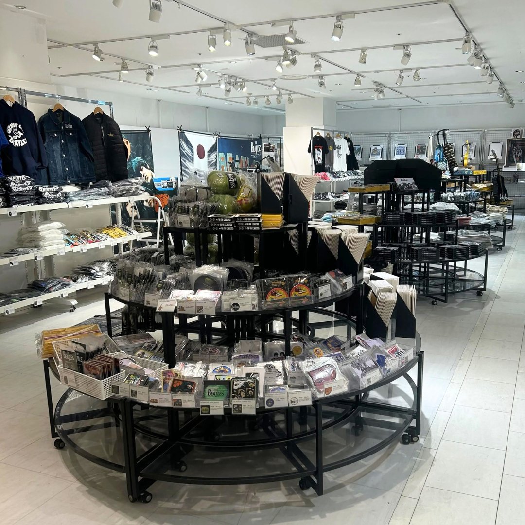 GETBACK_TOKYO's tweet photo. GET BACK in 名古屋
本日もオープンしました🍏
名古屋パルコ南館 7階にてお待ちしております✨
Tシャツ・トートバッグ・ポスター・インテリア・小物雑貨etc...
三連休もたくさんのビートルズグッズが大集合!
#beatles #ビートルズ https://t.co/6K3Lm8SUuk