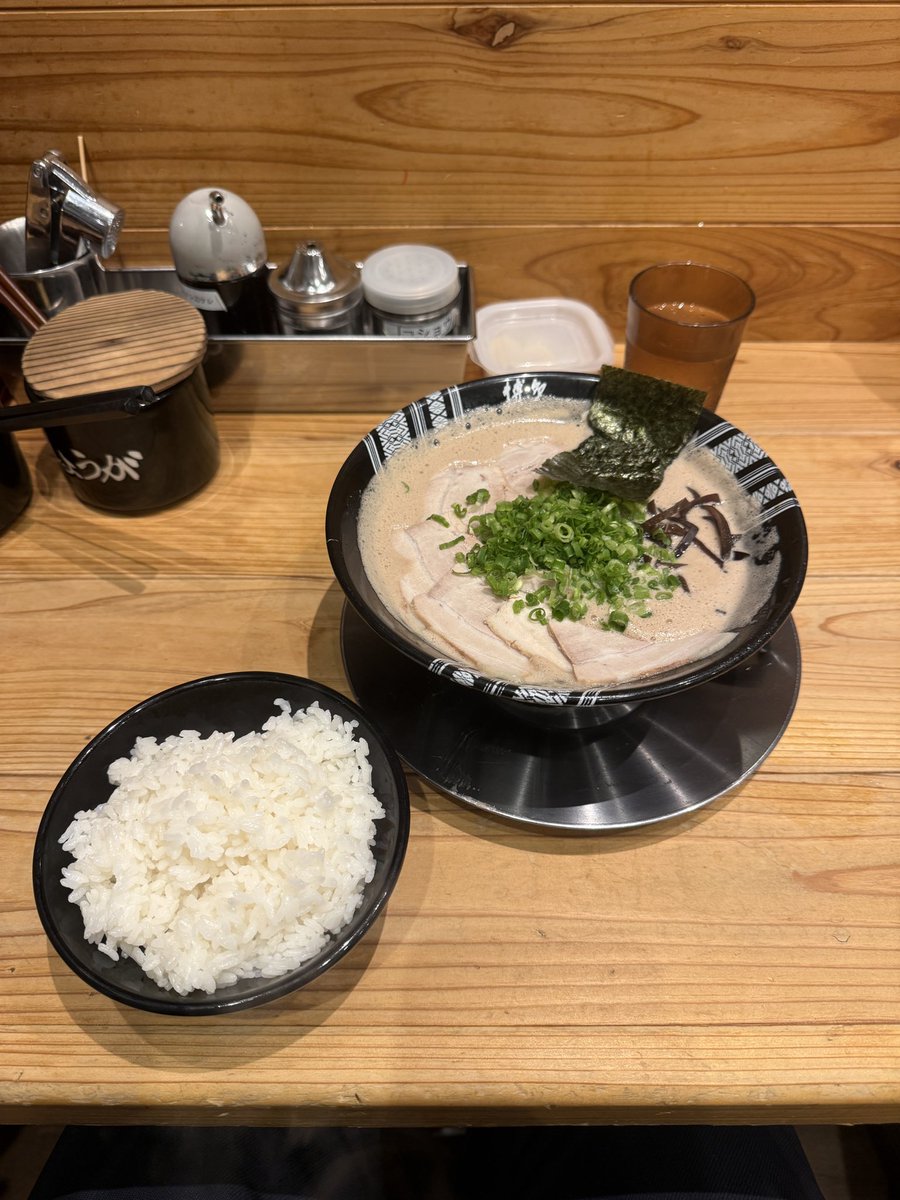 yamata0412's tweet photo. 良き時間に新横浜駅まで行けたので😋
この時間で入場から2件ハシゴ(博多一双・ロックンスリー)退場まで40分弱👍
ちなみに待ち最長は龍上海30分でした🍜 https://t.co/KZbjY9Eg48