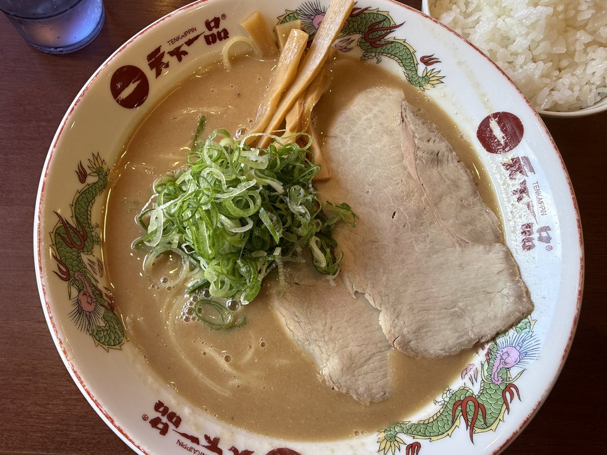 KulasanM's tweet photo. キャラメルマキアートとベルギーワッフル https://t.co/wbEMbD8khy