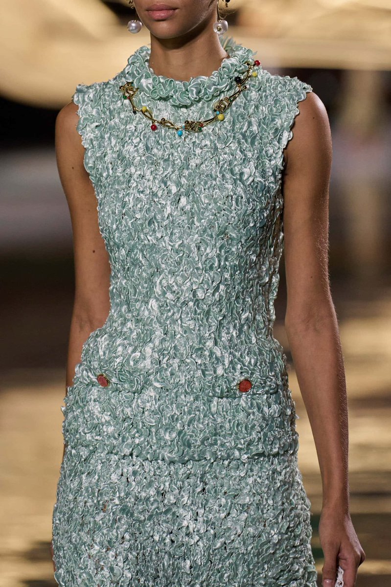 fashion_shw's tweet photo. اللون الأزرق التيفاني أو أزرق بلازي زيّ ماسمته هديل 
@HauteHadeel من مجموعة شانيل ربيع ٢٧ 🩵 https://t.co/7pgWpZurmt