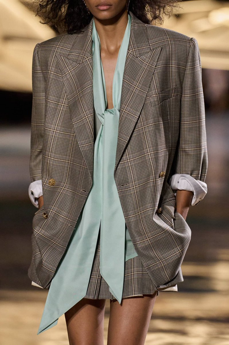 fashion_shw's tweet photo. اللون الأزرق التيفاني أو أزرق بلازي زيّ ماسمته هديل 
@HauteHadeel من مجموعة شانيل ربيع ٢٧ 🩵 https://t.co/7pgWpZurmt