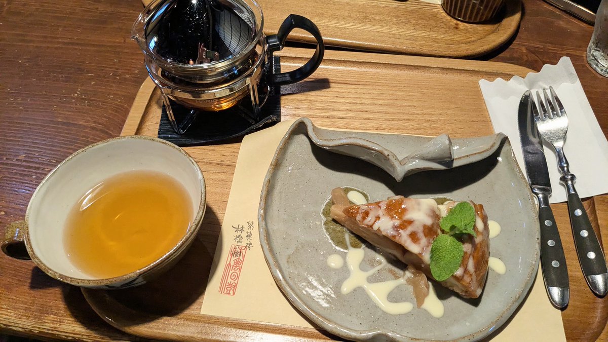 hiiro_yagi's tweet photo. 先月大分に帰省したとき、旦那さんが用事で１日いなくて暇になった私をお義母さんが熊本までドライブに連れていってくれたんだけど、
大雨すぎて北里柴三郎記念館を諦めたのを後悔している。
道の駅でハンカチは買った。1000円札ってところが控えめで良い。ちなみに880円。
あとアップルパイおしゃれ。 https://t.co/HxNURr3027