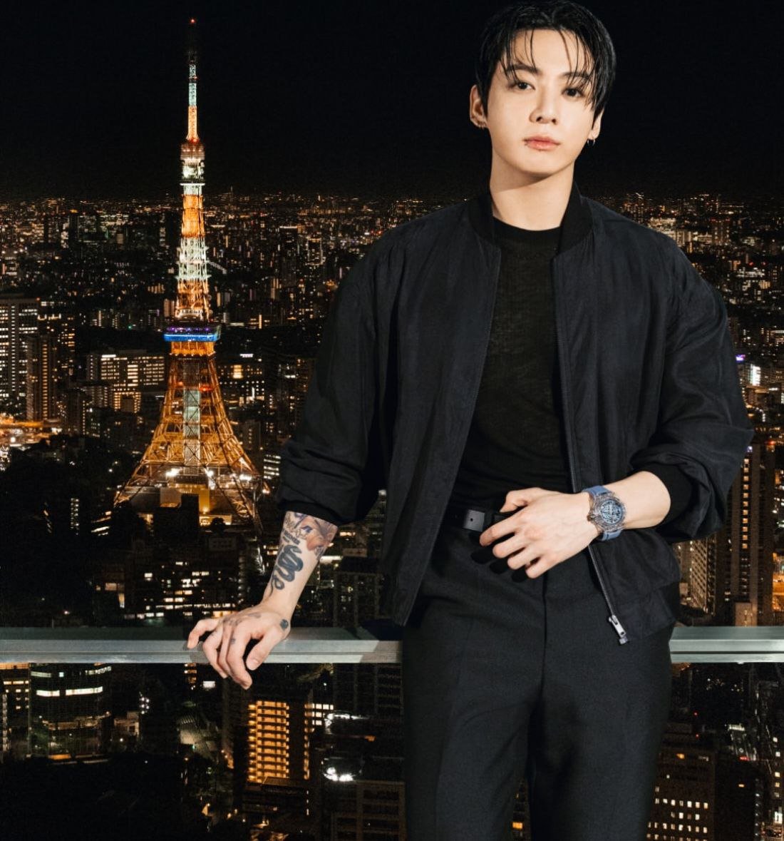 SnigurOla74609's tweet photo. #JUNGKOOK IG

— Hublot × Jungkook. Golden moments deserve a true icon.

The Big Bang Sapphire Sky Blue, 44mm in diameter, is a timeless combination of bold design and unparalleled craftsmanship.

*in collaboration with Hublot https://t.co/6FxYaU8cL8
