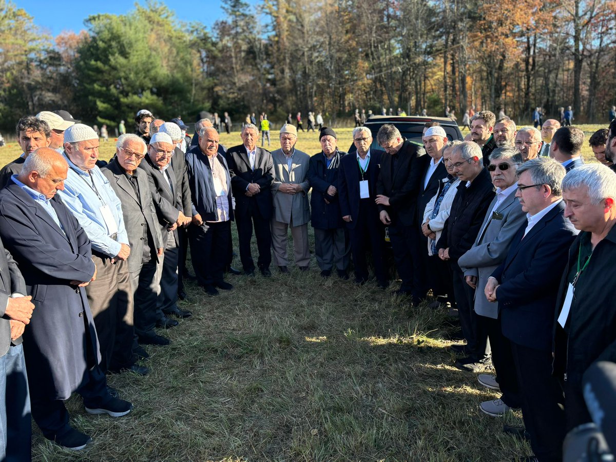AustraliaZaman's tweet photo. Hocaefendi’nin vefatının ikinci sene-i devriyesi: İnsanlığa adanmış bir ömür, tükenmeyen bir miras

Hakikate ve insanlığa adanmış uzun ve çileli bir yaşamın ardından 20 Ekim 2024 tarihinde, ABD’nin Pennsylvania eyaletinde yarı cebri yarı iradi bir hicret hayatı yaşarken ruhunun ufkuna yürüyen Fethullah Gülen Hocaefendi’nin vefatının üzerinden iki yıl geçti. 
Fethullah Gülen Hocaefendi’nin vefatı bir dönemin sonu olsa da onun misyonunun, vizyonunun ve bıraktığı manevi mirasın sonu değildir. 
Faniliğin bir neticesi olarak insanlar bu dünyadan giderler fakat arkada bıraktıkları kıymetli miraslarla yaşamaya devam ederler. Bu hakikatin ete kemiğe bürünmüş bir tecellisi olarak, onun düşünceleri ve hizmet anlayışı bugün dünyanın dört bir yanında yaşamaya devam etmektedir. Bu miras yalnızca eserlerinde değil, eğitim, diyalog, barış ve insani yardım ideallerine bağlı kalarak fedakârca çalışan milyonlarca insanın gayretlerinde hayat bulmaktadır.

https://t.co/CzzgB0CqLn