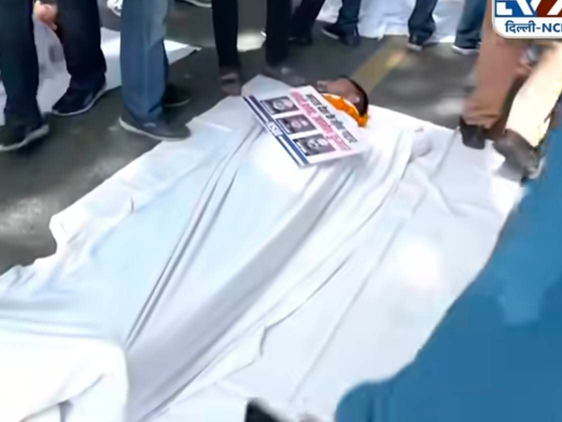 Good_Omin's tweet photo. This is hilarious 😂. A man is protesting against the Election Commission as a dead body because the government has declared him 'dead' in the voters list and removed his voting rights.

#GenZ #JantarMantar https://t.co/hdfdPIVMG5