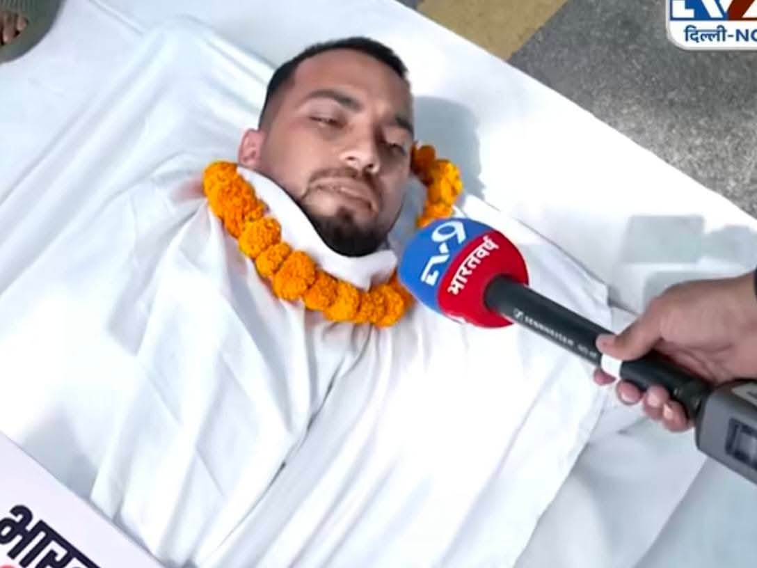 Good_Omin's tweet photo. This is hilarious 😂. A man is protesting against the Election Commission as a dead body because the government has declared him 'dead' in the voters list and removed his voting rights.

#GenZ #JantarMantar https://t.co/hdfdPIVMG5
