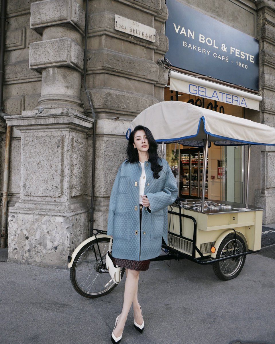 Ting_ThinkThing's tweet photo. ฝ้าย พีรญา #FayePeraya ร่วมชมแฟชั่นโชว์ Ferragamo Spring-Summer 2027

#FerragamoXFaye
#FerragamoSS27

ฝ้านปรากฏตัวในลุคจากคอลเลกชั่น Fall-Winter 2026 ของ #Ferragamo ระหว่างเดินเล่นในเมืองมิลาน โดยสวมเสื้อพาร์กาหนังแบบเย็บควิลต์สี Seaglass จับคู่กับเสื้อเชิ้ตผ้ากาบาร์ดีน��้อมสีสำเร็จรูปเฉด Mascarpone และกระโปรงหนัง ควิลต์สี Marron พร้อมเติมเต็มลุคด้วยกระเป๋า Cara Bag ที่เหมาะสำหรับทุกโอกาส และรองเท้าพัมพ์หนังแก้วดีไซน์รูปตัววีในสีดำและขาว

ท่ามกลางบรรยากาศยามค่ำคืนของมิลาน ฝ้ายปรากฏตัวในชุดเดรสแขนกุดดพร้อมดีเทลพันรอบ โดดเด่นด้วยหัวเข็มขัด Gancio สีทองบริเวณสะโพก จับคู่กับรองเท้า Vara Chain แบบ T-Strap และ Cara Bag กระเป๋าที่พร้อมเติมเต็มลุคในทุกโอกาส ถ่ายทอดเสน่ห์แห่งความเป็นผู้หญิงร่วมสมัยได้อย่างล��ตัว