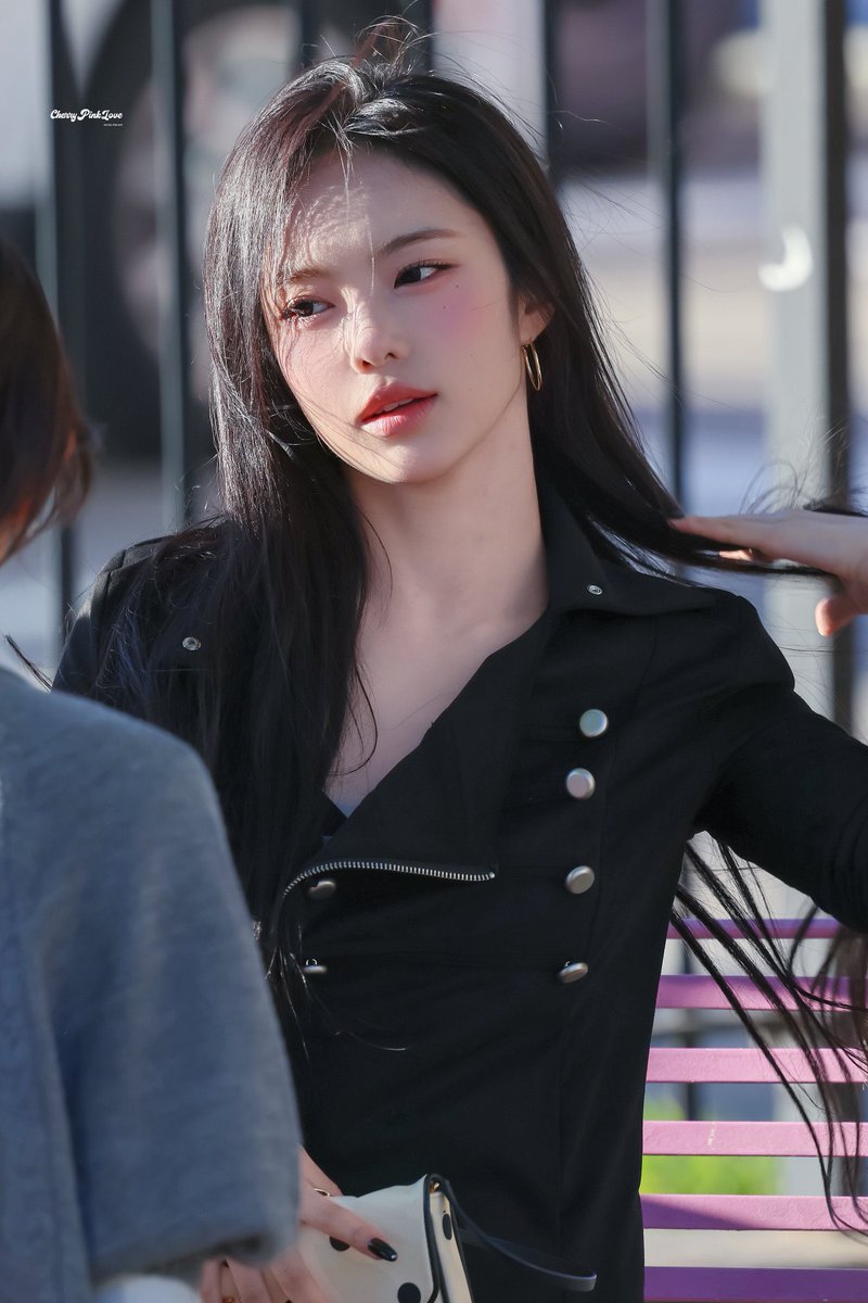 wooanz's tweet photo. she looks like the main character of an action film Omg. https://t.co/qGQfjGrMgD