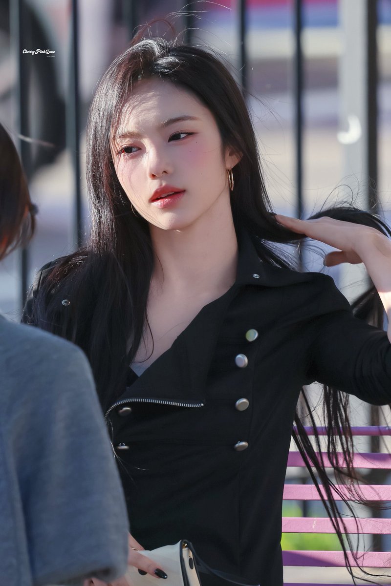 wooanz's tweet photo. she looks like the main character of an action film Omg. https://t.co/qGQfjGrMgD