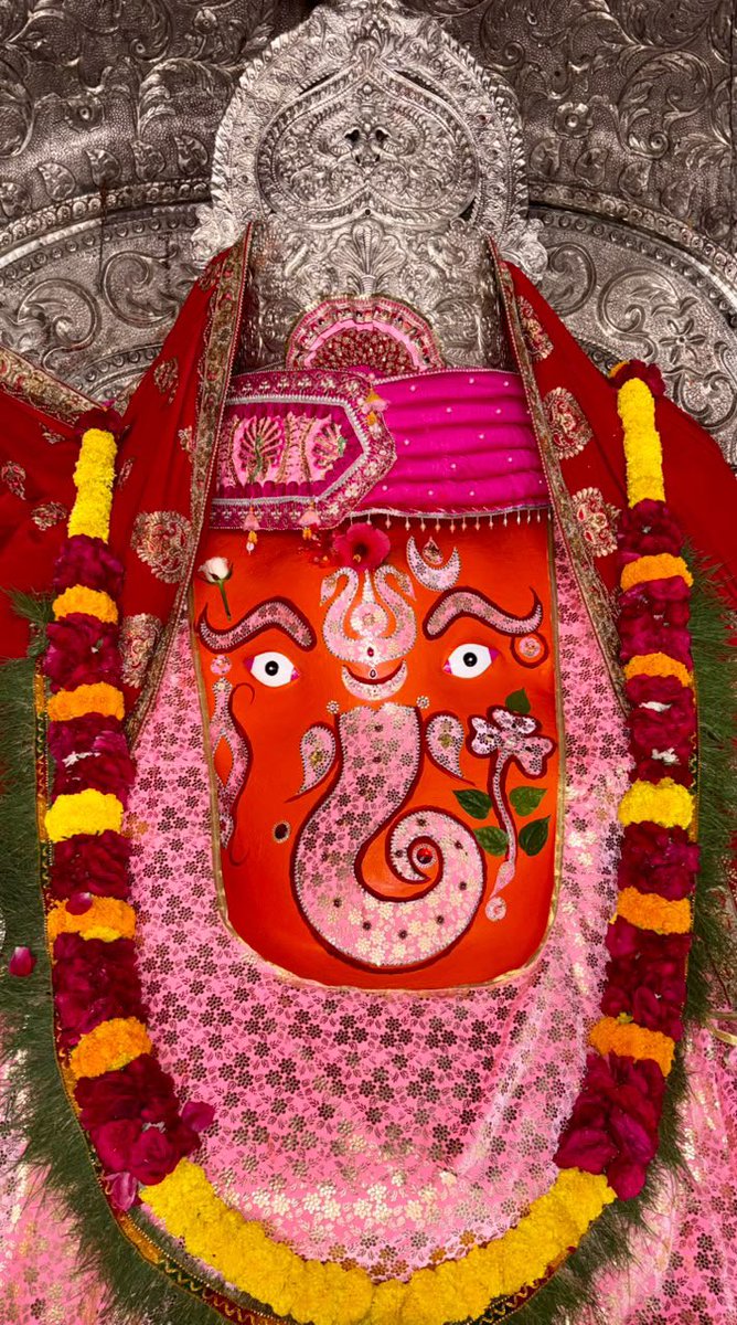 AshokMukhya's tweet photo. 🌺 जय श्रीगणेश 
✨नित्य श्रृंगार दर्शन 💫 
📍 खजराना श्री गणेश मंदिर, इन्दौर
🗓️ 6 अक्टूबर 2026
🌺जिसे अपनी मेहनत पर विश्वास है, वह किसी भी लक्ष्य को प्राप्त कर सकता है।🌺 
👤मुख्य पुजारी अशोक भट्ट-मो. 9302105856 https://t.co/V0WUSvCDer