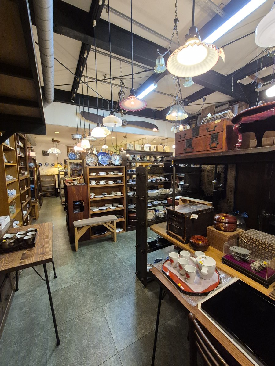 lepushouse's tweet photo. 建築家さんに教えてもらった「葡萄ハウス家具工房」。古いお皿がお猪口から大皿壺までところ狭しと並ぶ。数十円！からお求めできてとてもお安いー！！！ https://t.co/HPlF8bFHJQ