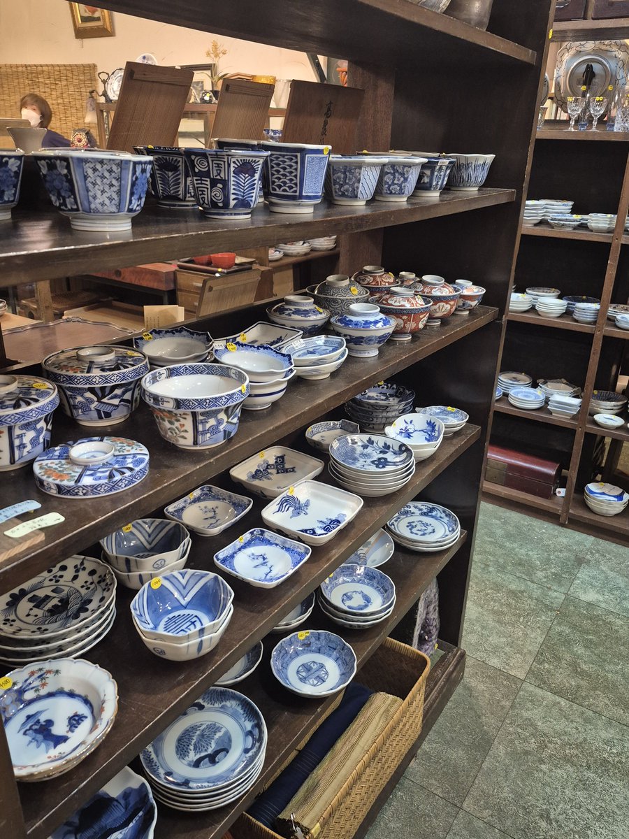 lepushouse's tweet photo. 建築家さんに教えてもらった「葡萄ハウス家具工房」。古いお皿がお猪口から大皿壺までところ狭しと並ぶ。数十円！からお求めできてとてもお安いー！！！ https://t.co/HPlF8bFHJQ