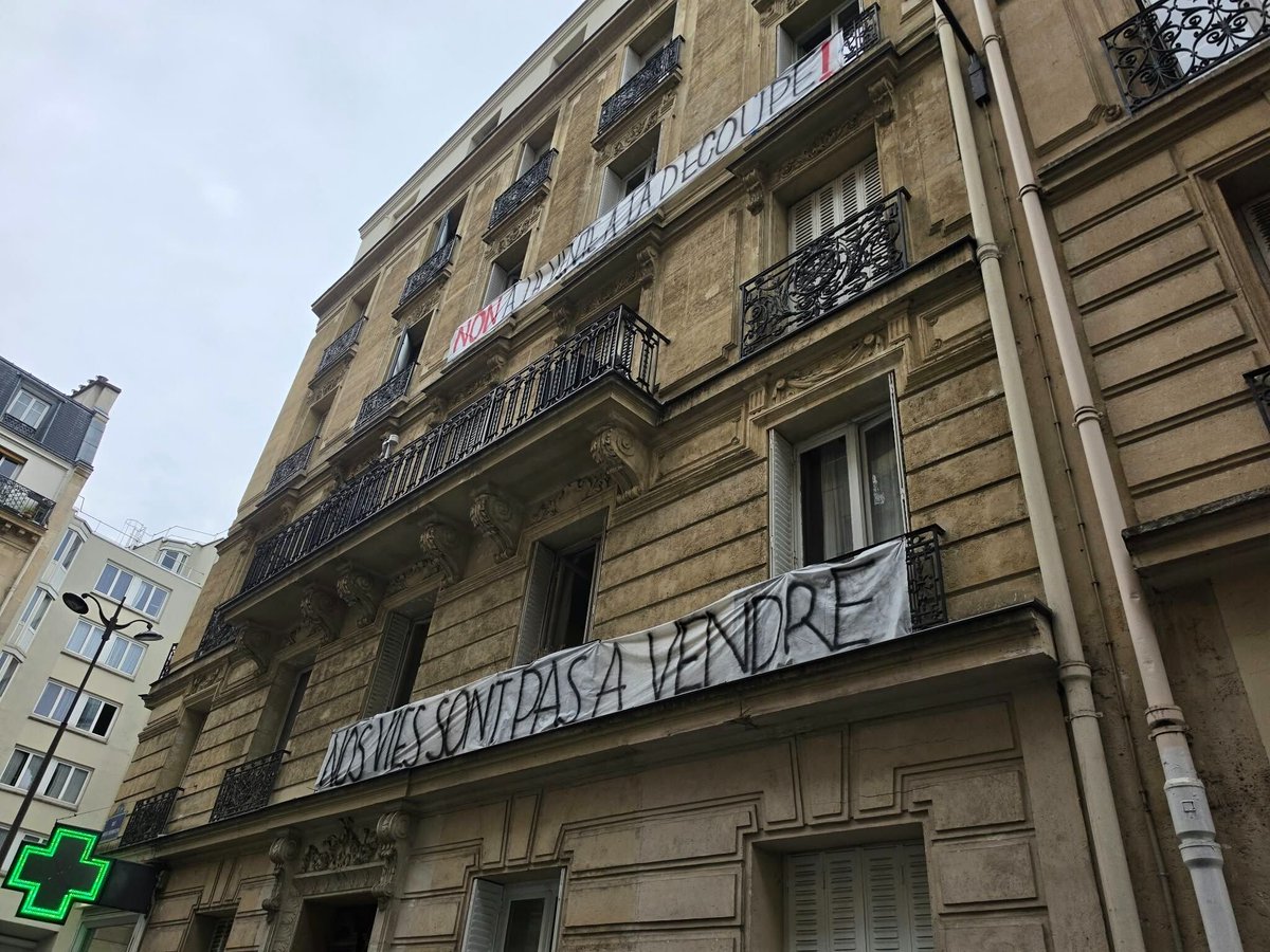 LeParisien_75's tweet photo. « Je serai un squatteur » : à Paris, 14 familles installées depuis des décennies menacées par une vente à la découpe de leur immeuble
➡️ https://t.co/VjqbyGJfgU https://t.co/uTBaaiDdth