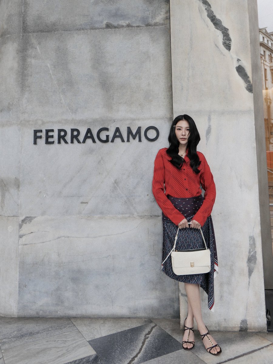 Ting_ThinkThing's tweet photo. ขณะเยี่ยมชมบูติก #Ferragamo ในมิลาน ฝ้าย พีรญา #FayePeraya มาในลุคจากคอลเลกชั่น Pre-Fall 2026 โดดเด่นด้วยเสื้อเชิ้ตผ้าไหมบริสุทธิ์ที่เน้นช่วงเอวเข้ารูปและดีไซน์คอปาด พร้อมแถบผ้าแนวนอนที่ทอดยาวตลอดแนวแขน จับคู่กับกระโปรงทรงชายแหลมที่ตัดเฉียงเพื่อสร้างความพลิ้วไหวคล้ายผ้าพันคอ โอบรับช่วงสะโพกอย่างนุ่มนวล พร้อมดีเทลจับรวบเพิ่มวอลลุ่ม พร้อมเติมเต็มลุคอย่างสมบูรณ์แบบด้วยรองเท้า Vara Chain แบบ T-Strap และ Cara Bag กระเป๋าที่พร้อมสำหรับทุกโอกาส

#FerragamoXFaye
#FerragamoSS27

ที่สนามบิน ฝ้ายอยู่ในลุคสบาย ๆ จาก Ferragamo ด้วยเสื้อคาร์ดิแกนจากผ้าขนสัตว์บริสุทธิ์ตกแต่งดีเทลริบบิ้น จับคู่กับกางเกงผ้าไหมทรงหลวม และรองเท้าสนีกเกอร์หนังกลับประดับ Gancini
