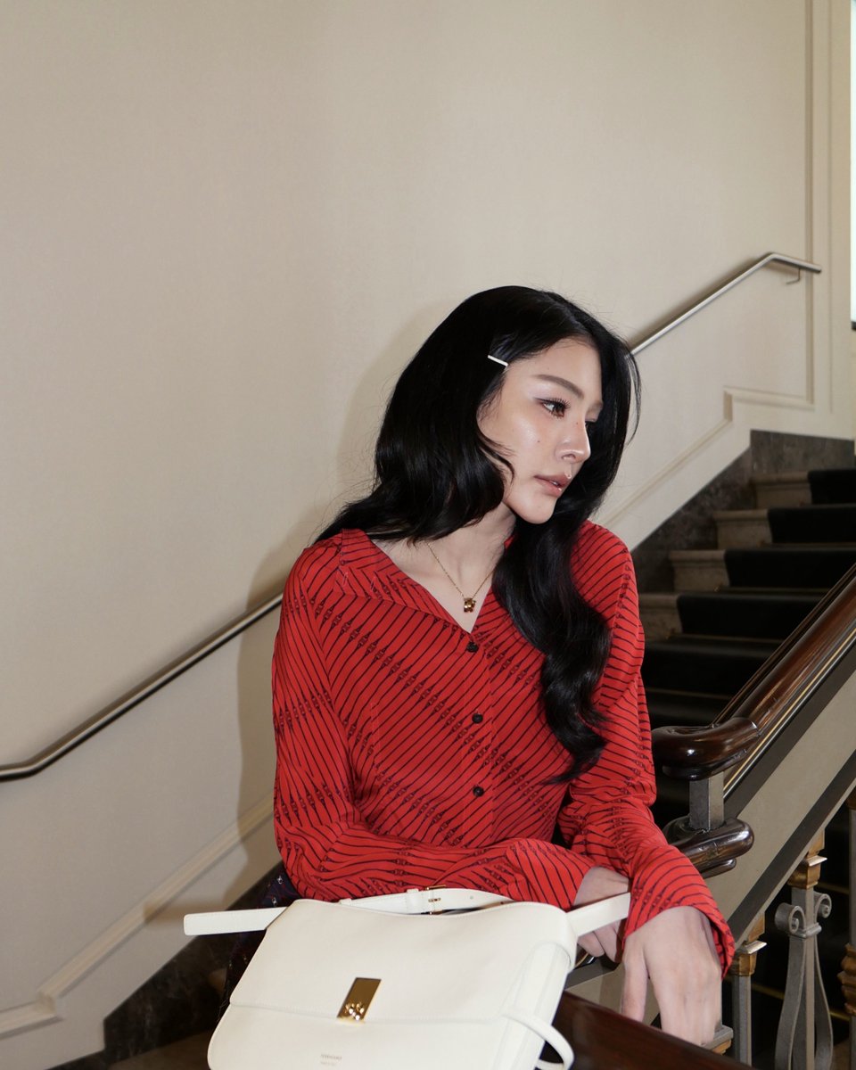 Ting_ThinkThing's tweet photo. ขณะเยี่ยมชมบูติก #Ferragamo ในมิลาน ฝ้าย พีรญา #FayePeraya มาในลุคจากคอลเลกชั่น Pre-Fall 2026 โดดเด่นด้วยเสื้อเชิ้ตผ้าไหมบริสุทธิ์ที่เน้นช่วงเอวเข้ารูปและดีไซน์คอปาด พร้อมแถบผ้าแนวนอนที่ทอดยาวตลอดแนวแขน จับคู่กับกระโปรงทรงชายแหลมที่ตัดเฉียงเพื่อสร้างความพลิ้วไหวคล้ายผ้าพันคอ โอบรับช่วงสะโพกอย่างนุ่มนวล พร้อมดีเทลจับรวบเพิ่มวอลลุ่ม พร้อมเติมเต็มลุคอย่างสมบูรณ์แบบด้วยรองเท้า Vara Chain แบบ T-Strap และ Cara Bag กระเป๋าที่พร้อมสำหรับทุกโอกาส

#FerragamoXFaye
#FerragamoSS27

ที่สนามบิน ฝ้ายอยู่ในลุคสบาย ๆ จาก Ferragamo ด้วยเสื้อคาร์ดิแกนจากผ้าขนสัตว์บริสุทธิ์ตกแต่งดีเทลริบบิ้น จับคู่กับกางเกงผ้าไหมทรงหลวม และรองเท้าสนีกเกอร์หนังกลับประดับ Gancini