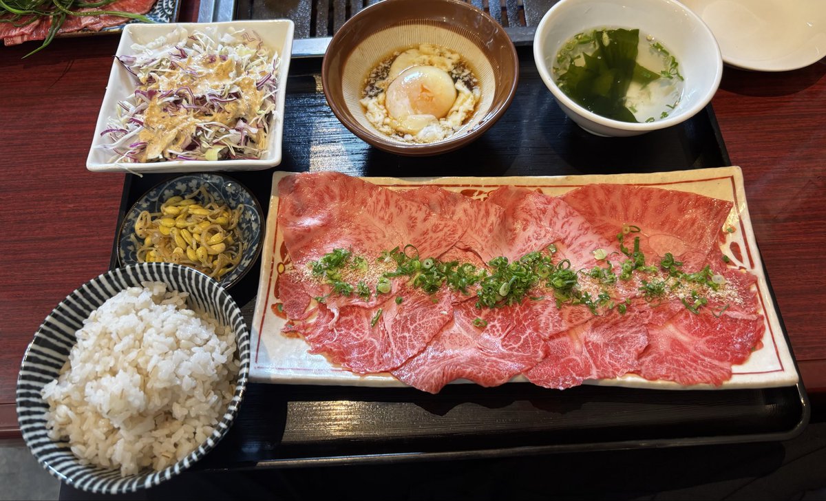 KeisukeSamejima's tweet photo. 和牛温玉ミスジ定食ですって🍖
肉を温玉をつけながら食べて、おかわりライスに温玉かけてTKG👍 https://t.co/tCjNeBozvu