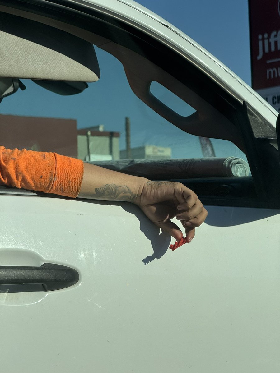 rogue777's tweet photo. Saw a man holding his hot chip out the window like a blunt #WhatAVibe https://t.co/LgOJbubG55