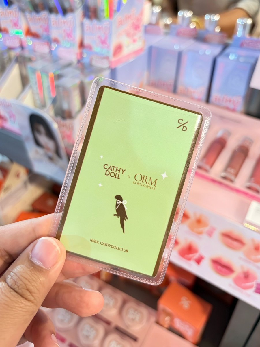 Cathydollclub's tweet photo. การ์ดลาย F มาแล้ววว 🍫🦜
วันนี้อย่าลืมมารับความน่ารักกลับบ้านกันน้าาาา 💖
✨ กติกาง่ายๆ ชอปไอเทมที่ร่วมรายการครบ 500.- ก็รับการ์ดสุดคิวท์กลับบ้านไปเลย!
📍POP-UP BOOTH : CATHY DOLL "Beauty Check-Out" เซ็นทรัลเวิลด์ ชั้น 1 (โซน I)
#CATHYDOLLORM7DAY #CATHYDOLL #CATHYDOLLxORM #LingOrm #Ormkornnaphat #ออมกรณ์นภัส #CATHYDOLLBeautyCheckOut #ชอปความปังเช็กเอาท์ความสวย