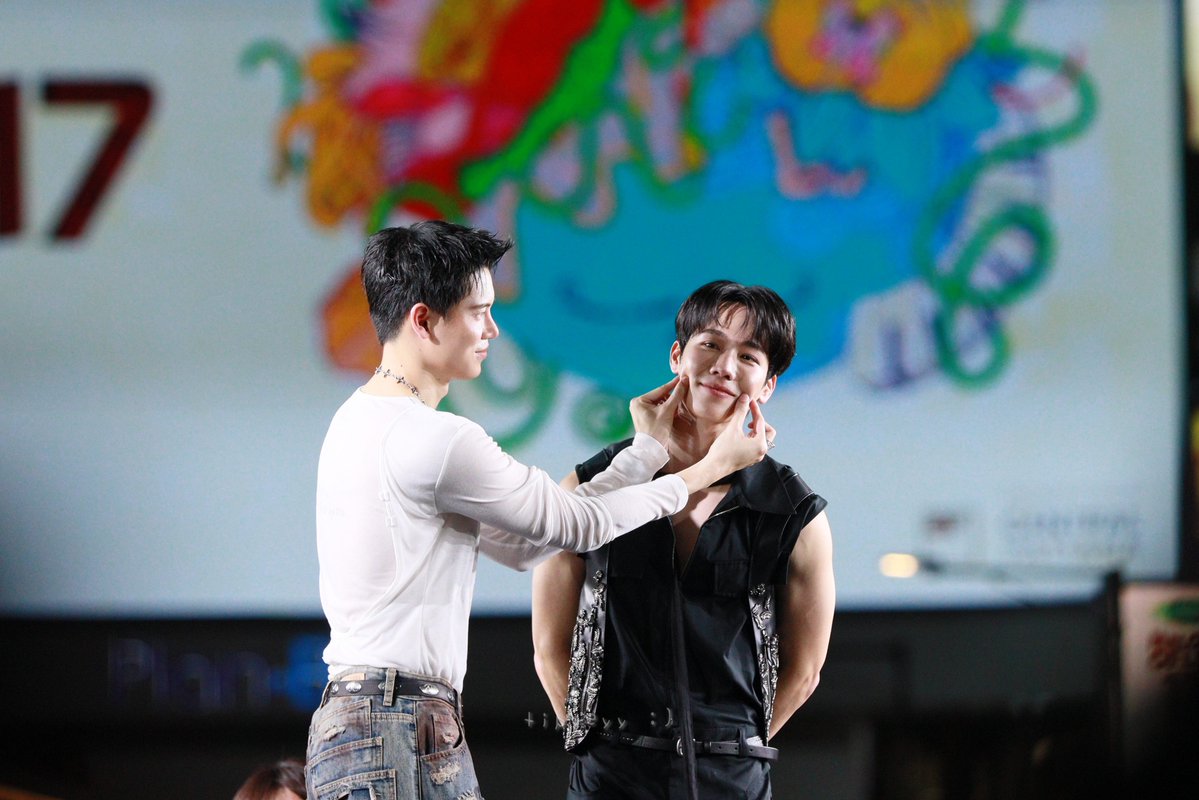 tttipyey's tweet photo. นี่เราอยากถูกจับแก้มหรือนี่?
#warwanarat @warwanarat
#yinyin_anw @yinyin_anw
PIL FAN INTIMACY
#PoliceinLoveFanEXP
#centralwOrld https://t.co/TQzfRsjDun