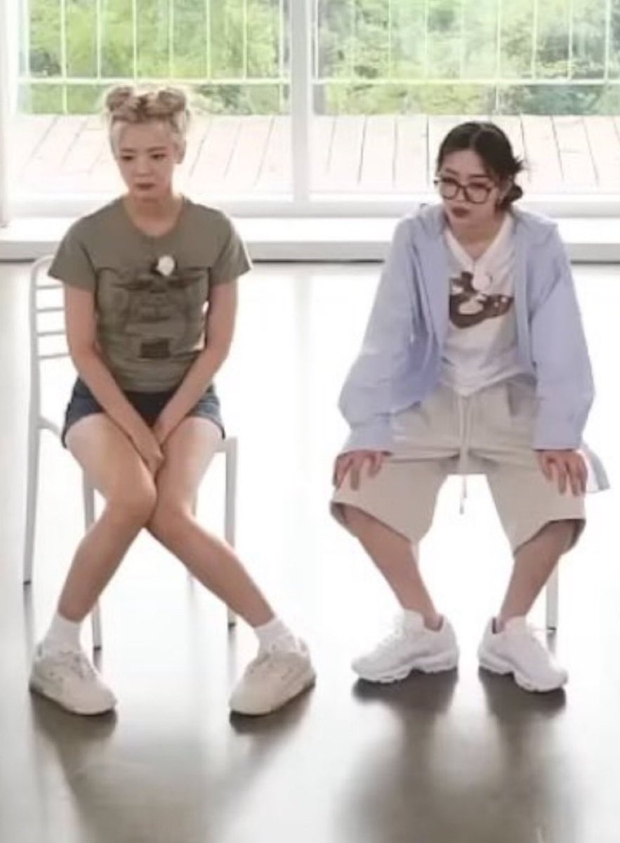 honeyvoicejisu's tweet photo. i enjoy their commitment to sitting as direct opposites of each other at all times https://t.co/67uPiDs9Xj