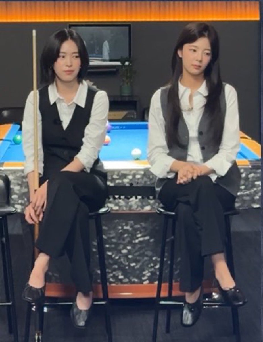 honeyvoicejisu's tweet photo. i enjoy their commitment to sitting as direct opposites of each other at all times https://t.co/67uPiDs9Xj